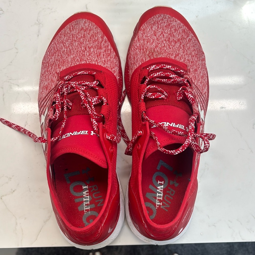 In near perfect condition under Armour, running shoes